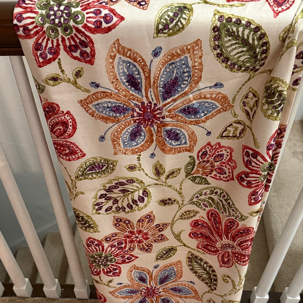 Croscill Tablecloth (60x120) and 12 Napkins